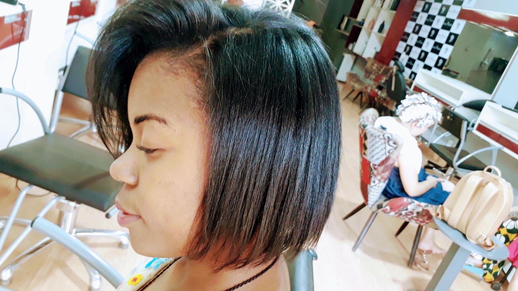 Chanel liso escuro, cliente de perfil