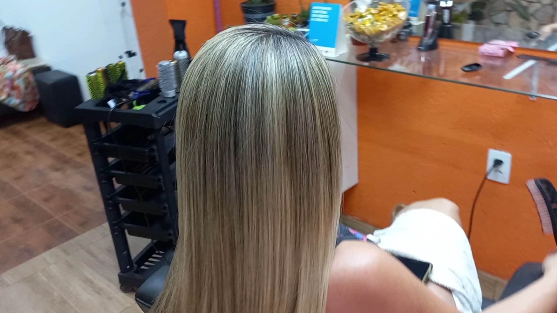 Cabelo loiro liso com luzes