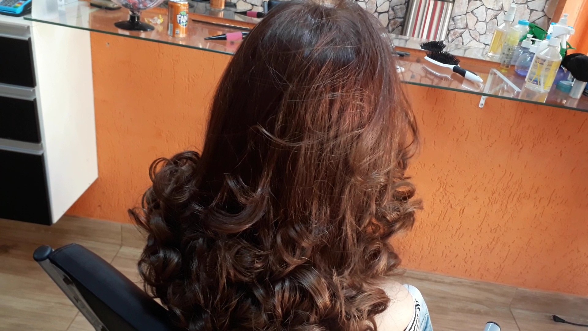 Cabelo castanho avermelhado ondulado