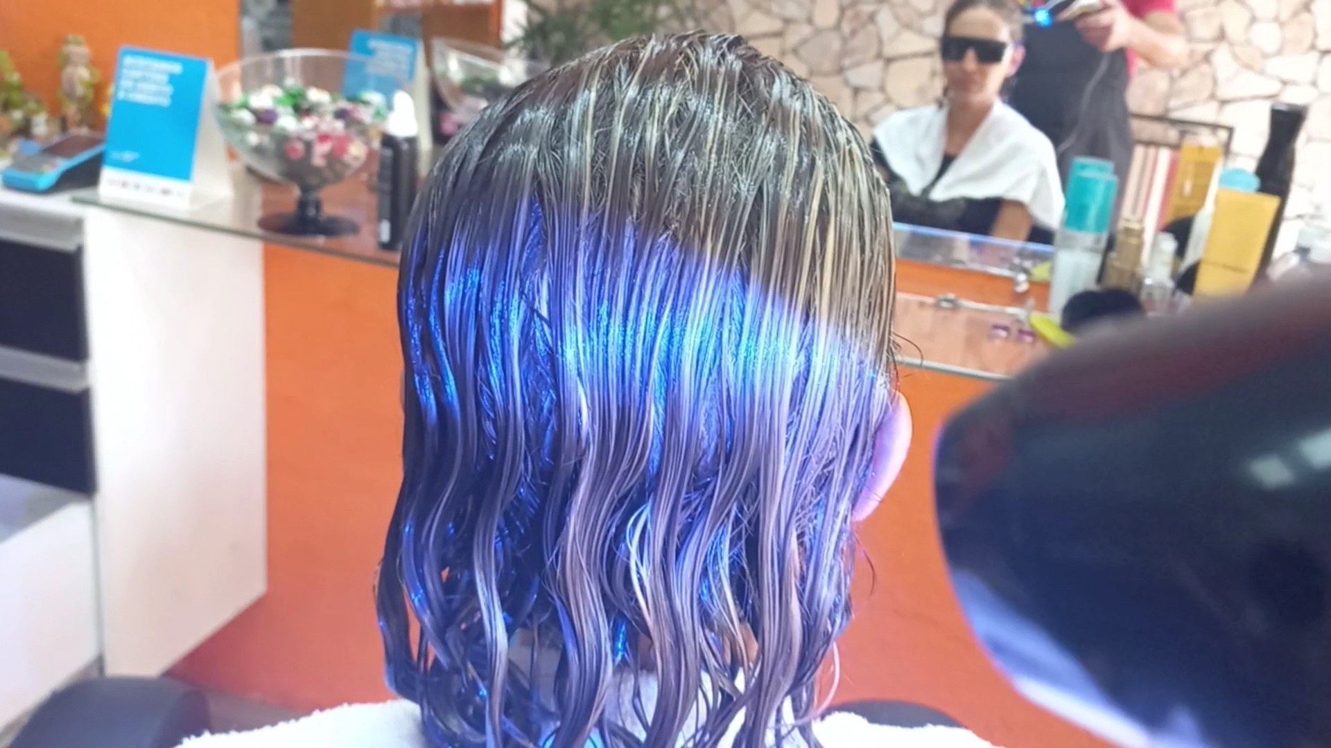 Cabelo azul e violeta sendo secado