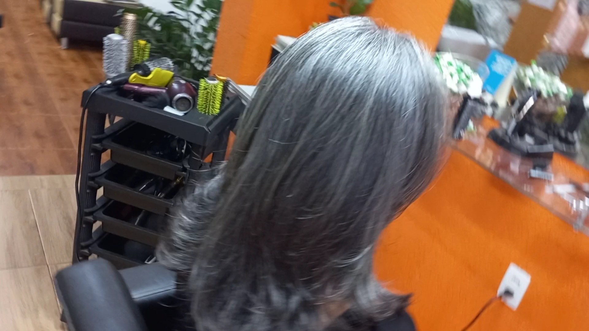 Cabelo grisalho prateado e longo