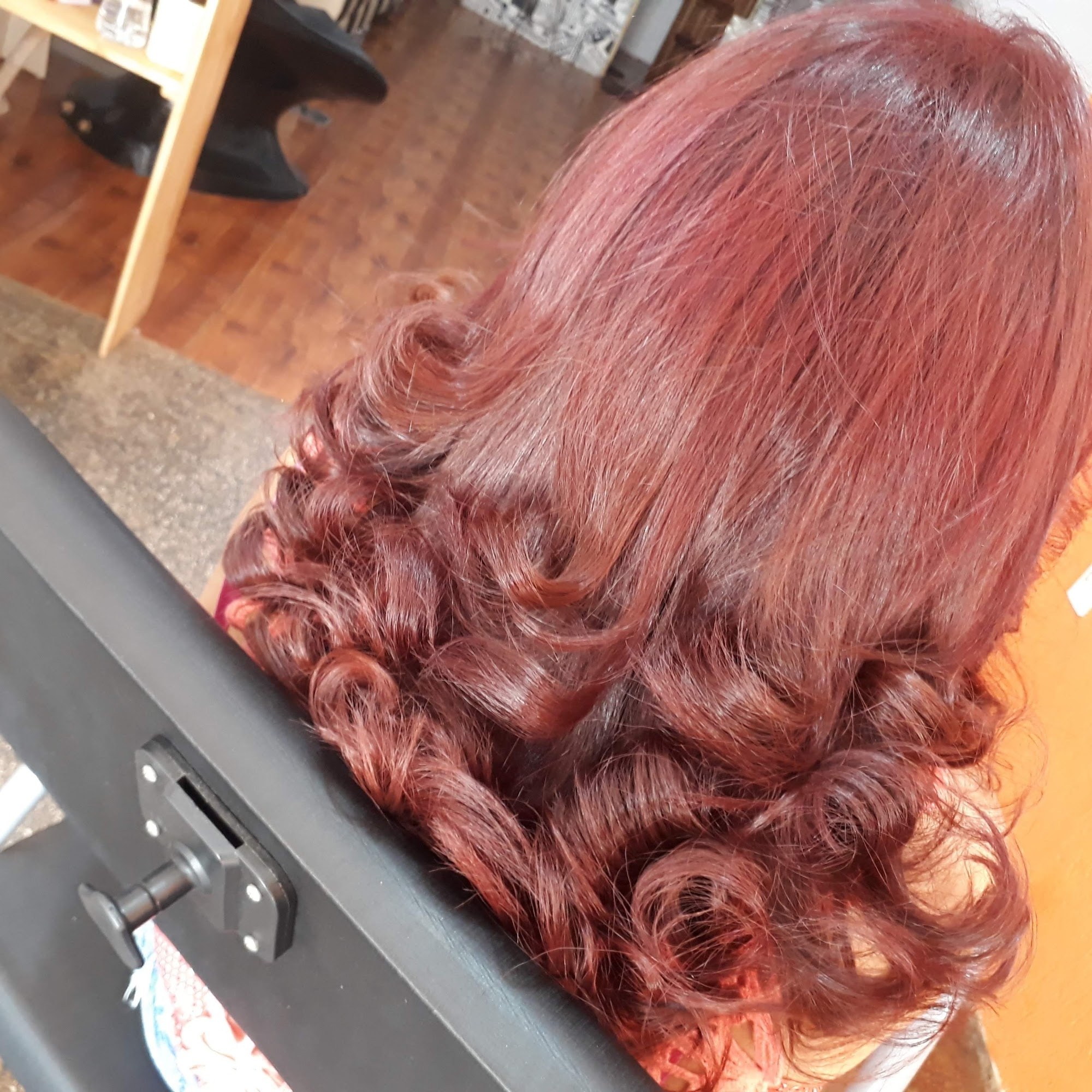 Cachos em vermelho borgonha