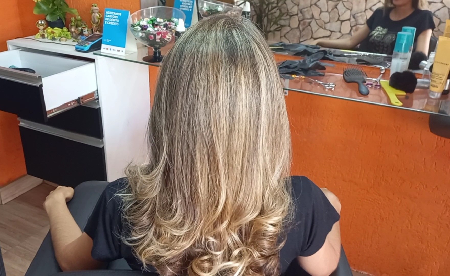 Cabelo loiro com luzes e pontas onduladas
