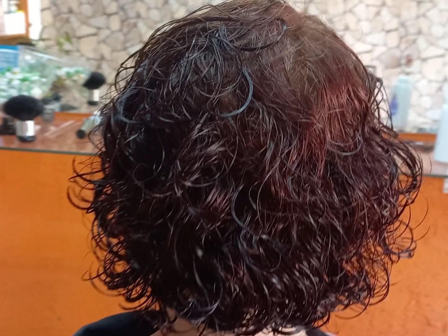 Cabelo curto cacheado ruivo